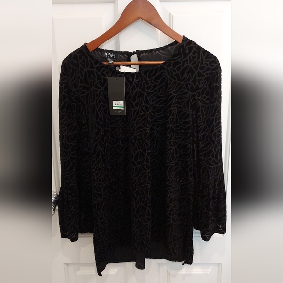 Jones New York, black velvet, flutter sleeve high-low top, size large, nwt - Picture 2 of 7